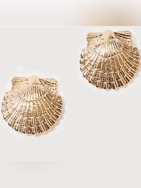 NWT Lilly Pulitzer Shimmering Gold Shell
Earrings. Perfect for vaca, beach, work